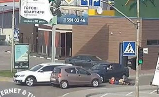 Под Киевом водитель легковушки сбил велосипедиста: момент попал на видео