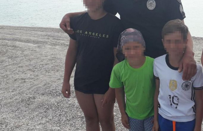 На Запоріжжі поліцейські врятували трьох дітей, яких на матраці віднесло у відкрите море