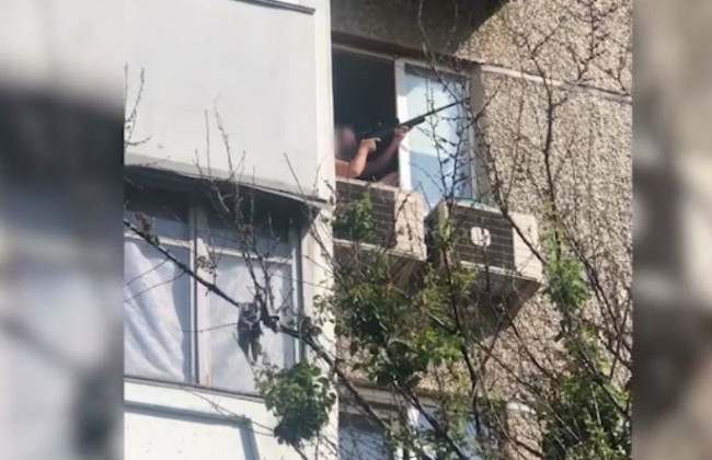 В Киеве мужчина «под кайфом» устроил стрельбу из окна многоэтажки, видео