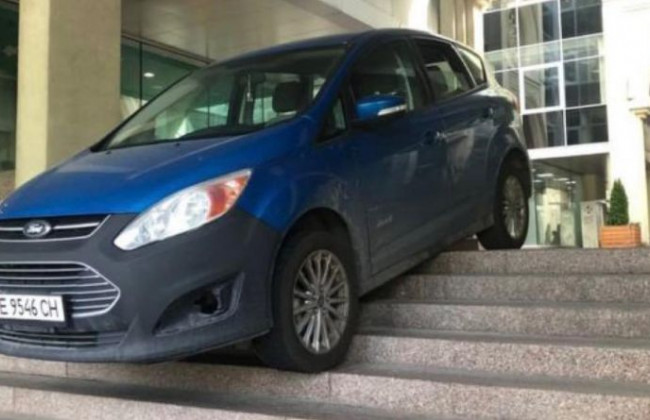 В Киеве легковушка застряла на ступеньках, фото