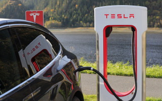 Клиент подал в суд на Tesla из-за сборов на станциях Supercharger