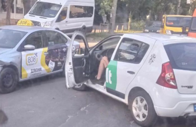 Серьезное ДТП в Киеве: двое таксистов не поделили дорогу, фото