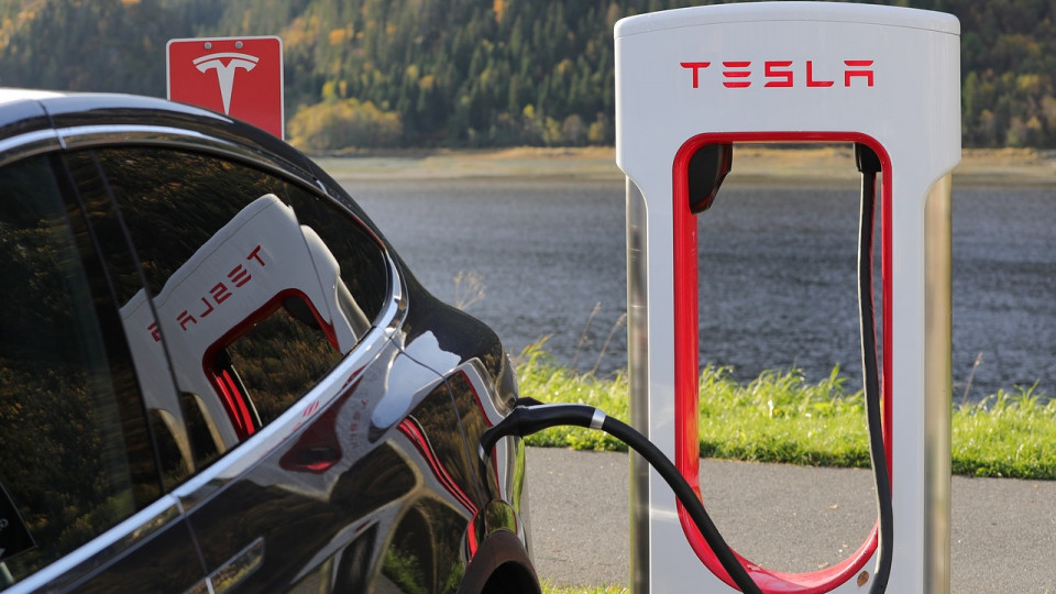 Клиент подал в суд на Tesla из-за сборов на станциях Supercharger