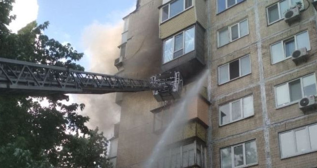 В Киеве вспыхнула квартира в многоэтажке