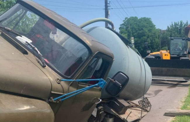 На Київщині провалився під землю автомобіль комунальників, відео