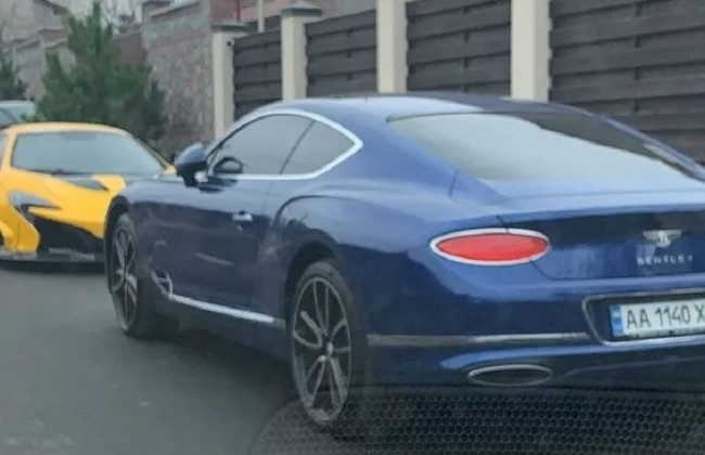 В Украине на одной парковке заметили сразу два дорогих суперкара, фото