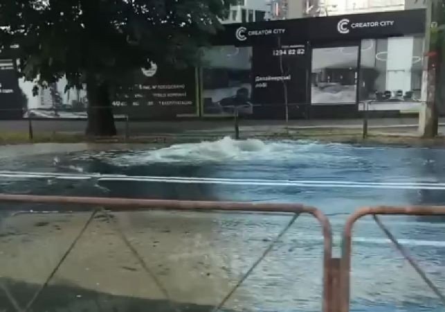 В Киеве произошла очередная коммунальная авария, видео