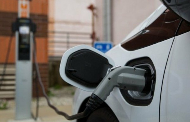 Эксперты сравнили ликвидность электрокаров с топливными автомобилями: кто в выигрыше
