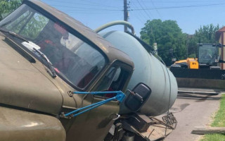 На Київщині провалився під землю автомобіль комунальників, відео