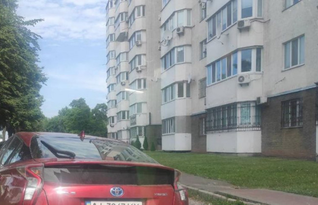 Под Киевом «герой парковки» перекрыл заезд во двор, фото