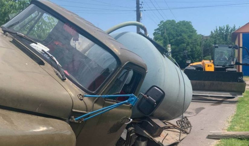 На Київщині провалився під землю автомобіль комунальників, відео