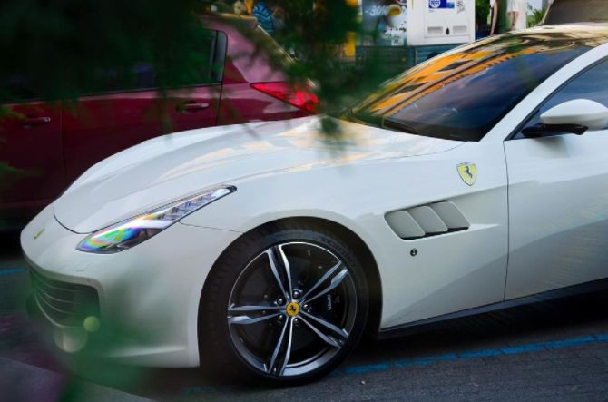 В Украине засветился необычный суперкар Ferrari, фото