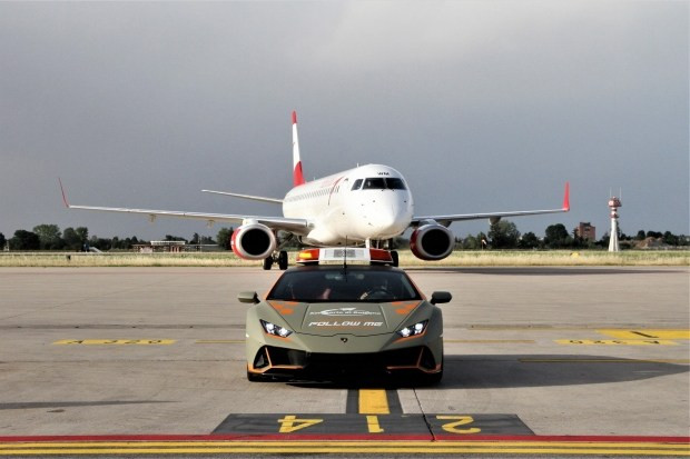 Суперкар Lamborghini станет сопровождением самолетов