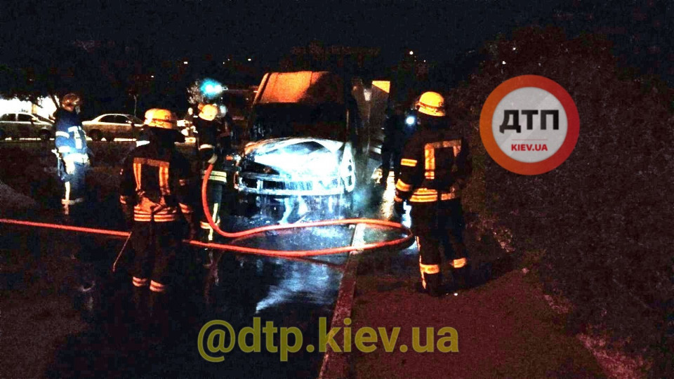 В Киеве среди ночи сгорел автомобиль: фото
