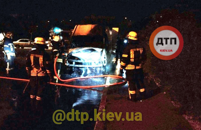 В Киеве среди ночи сгорел автомобиль: фото