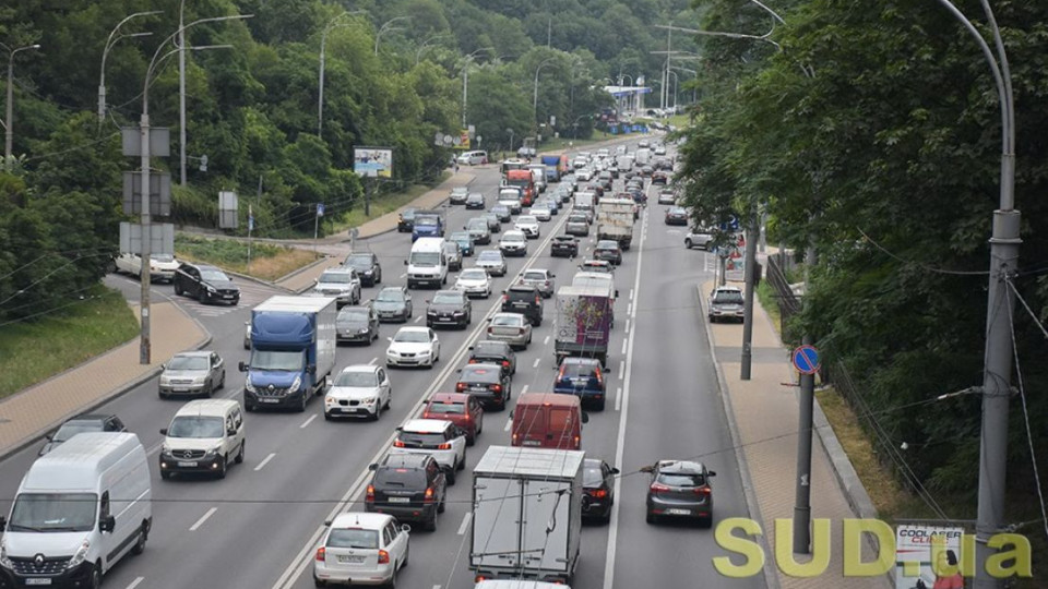 В Киеве ограничили движение грузовиков: назвали причину