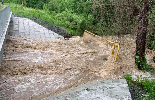 Под Киевом прорвало дамбы из-за ураганов и осадков: фото и видео