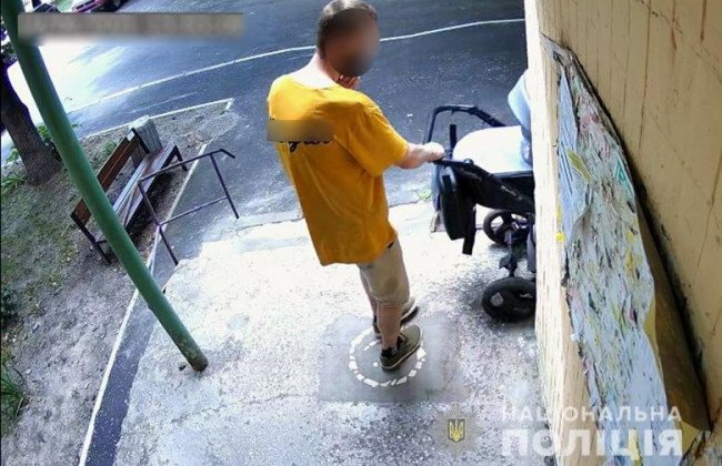В Киеве мужчина украл детскую коляску, чтобы подарить ее знакомой