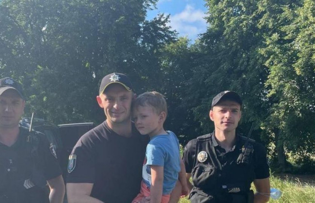 В Киеве искали ребенка на синем самокате, фото