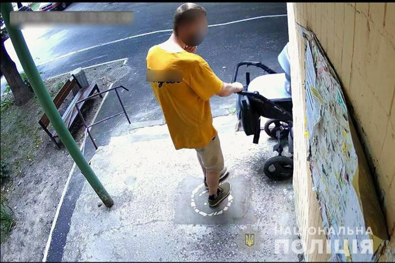 В Киеве мужчина украл детскую коляску, чтобы подарить ее знакомой