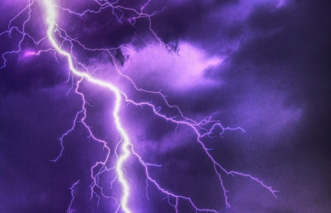 В Черкасской области молния убила двух человек: прятались под деревом