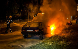 В Киеве ночью сгорел автомобиль: огонь тушили 14 спасателей