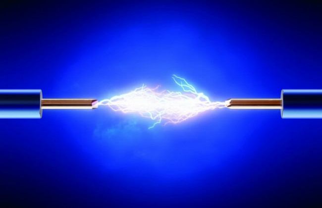 В Киеве коммунальщики оставили высоковольтные провода на улице: произошло короткое замыкание