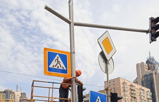В Киеве занялись массовым восстановлением дорожных знаков