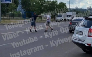 В Киеве двое мужчин устроили драку прямо посреди дороги, видео