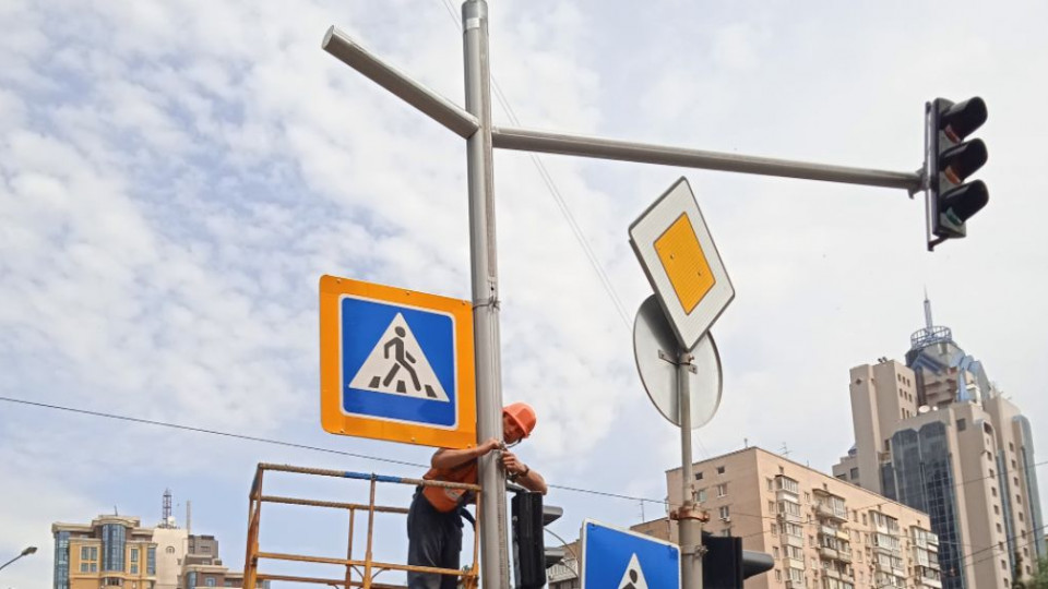 В Киеве занялись массовым восстановлением дорожных знаков