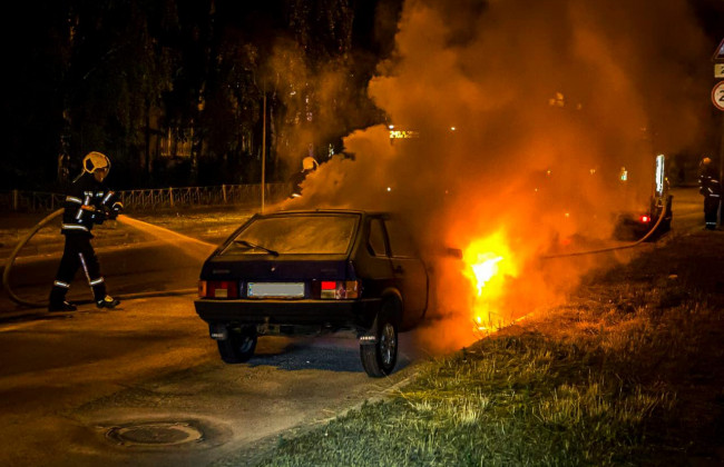 В Киеве ночью сгорел автомобиль: огонь тушили 14 спасателей