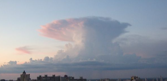 В Киеве в небе заметили «атомный гриб»: стоит ли бояться