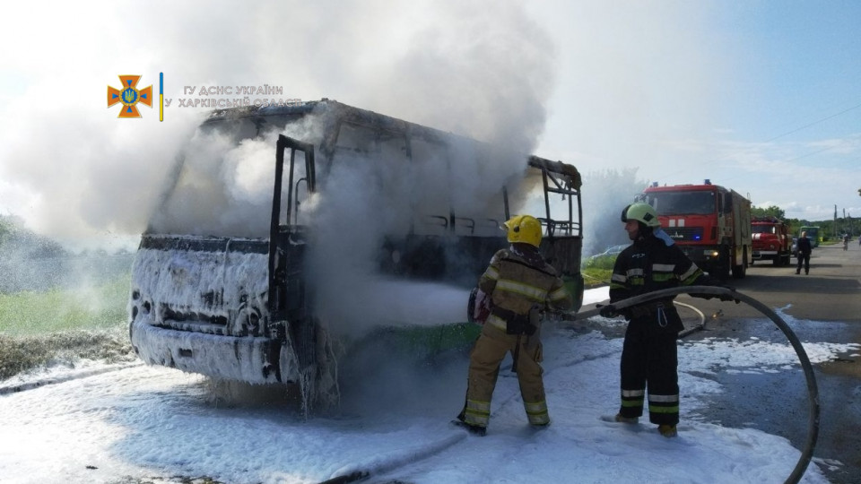 В Харькове на полном ходу загорелась маршрутка с пассажирами