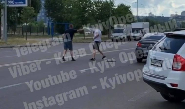 В Киеве двое мужчин устроили драку прямо посреди дороги, видео