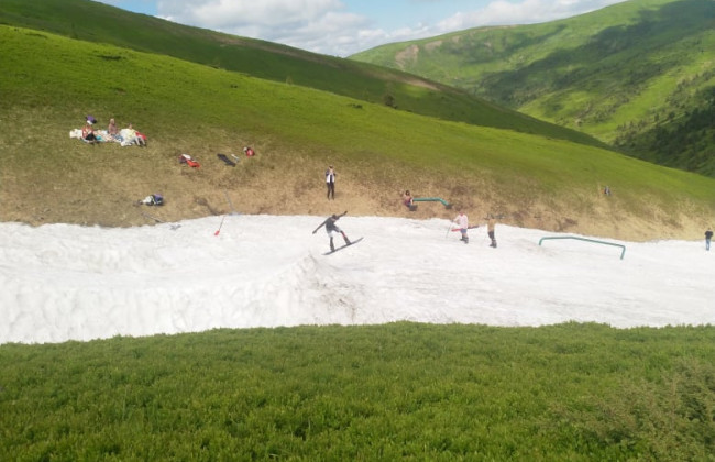 У Карпатах туристи катаються на лижах в купальниках