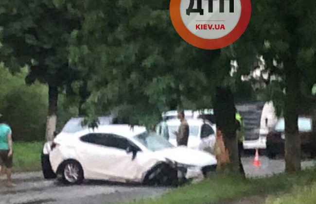 Под Киевом молния ударила в автомобиль с людьми