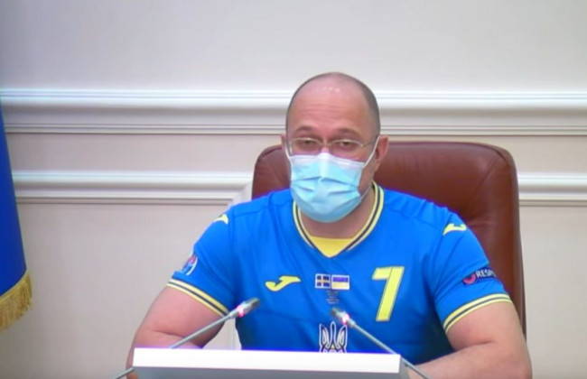 Кабмин провел заседание в футболках сборной Украины, фото