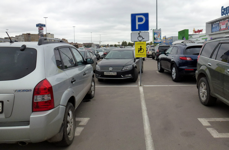 Инспекторы по парковке смогут штрафовать запарковавшихся на местах для лиц с инвалидностью