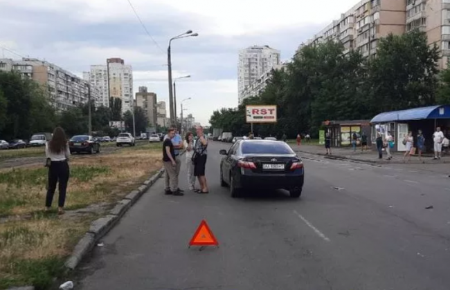 В Киеве мать с ребенком сбили на пешеходном переходе: фото