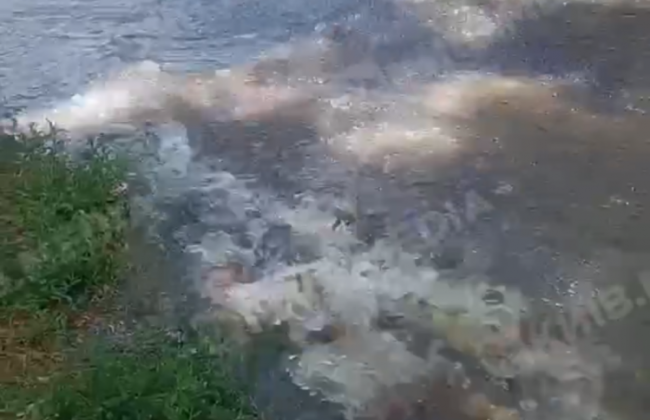 У Києві на Татарці затопило вулицю