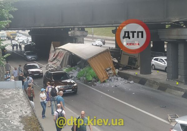 Мертвий затор: на столичному проспекті Перемоги перевернулася фура