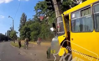 Автобус с людьми влетел в столб: появилось видео серьезного ДТП