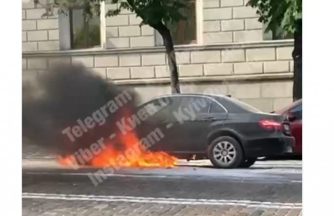 В Киеве возле офиса Нафтогаза сгорел Mersedes, видео