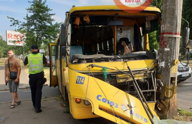 У столиці маршрутка влетіла в стовп: є травмовані