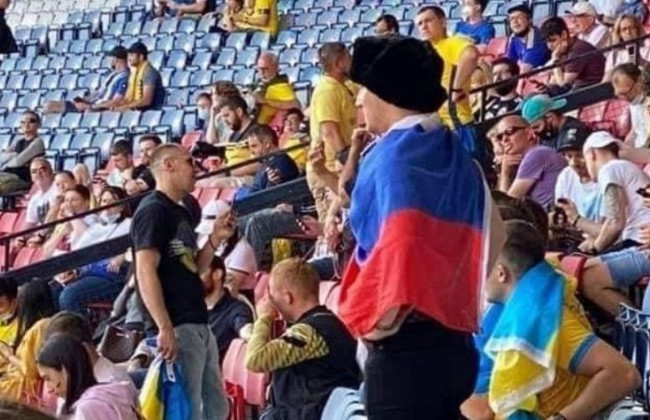Украинцы избили болельщика с российским флагом во время матча против Швеции, видео