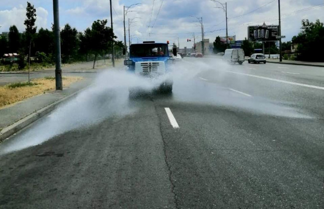 У спеку в Києві цілодобово миють вулиці