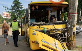 У столиці маршрутка влетіла в стовп: є травмовані