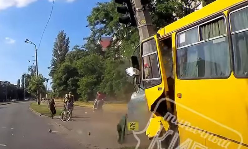 Автобус с людьми влетел в столб: появилось видео серьезного ДТП