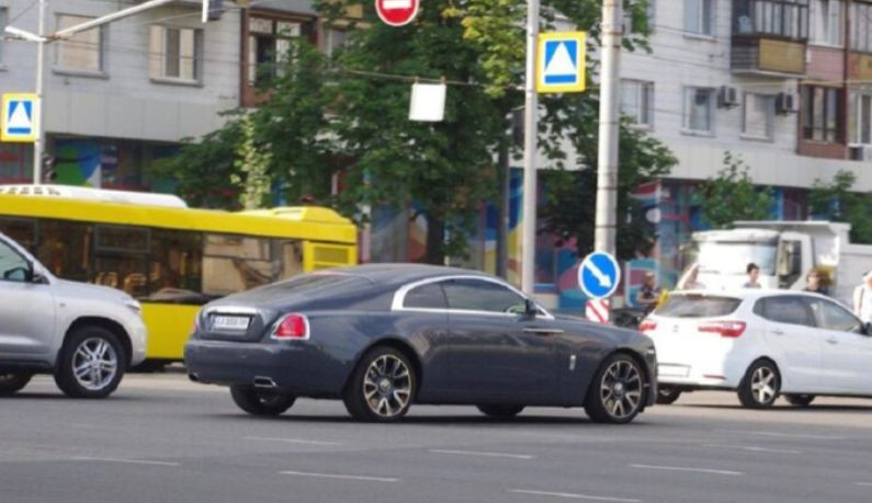 В Киеве заметили редкий «зашифрованный» Rolls-Royce, фото
