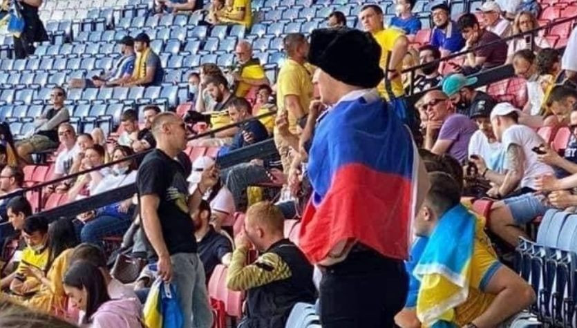 Украинцы избили болельщика с российским флагом во время матча против Швеции, видео